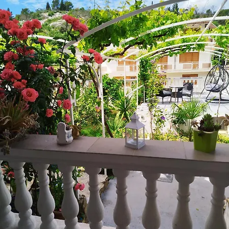 Ruza Zaton (Sibenik-Knin)